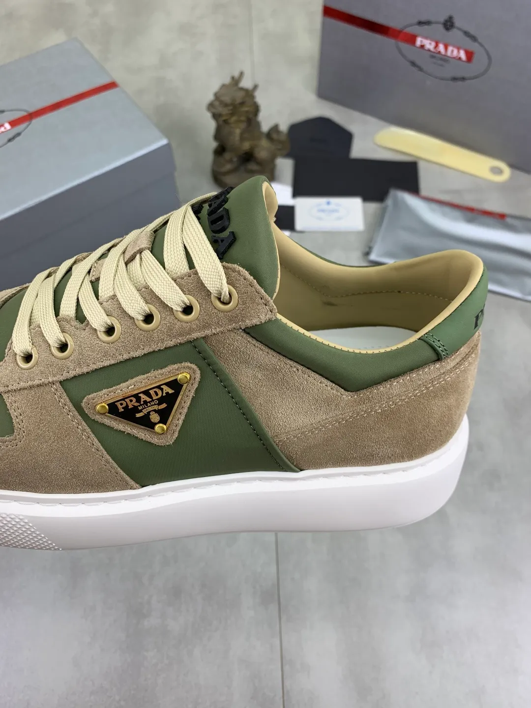 Men's shoes 💰P560💰 [New model] High version official website popular model is on the market, 🆘 Trendy brand (Prada) mainly promotes popular model, avant-garde and versatile fashionable men's shoes private version mold opening, cowhide surface splicing 1:1.. Stylish and simple, original imported cowhide lining cowhide feet; the atmosphere and personality are more fashionable, eye-catching and pursuing class. It will subvert the old idea and be a must-have for fashion trendsetters with you! Must keep it for yourself! Tall and comfortable, large and low, high-end quality workmanship. Code number: 38-44 5⃣️colors available.